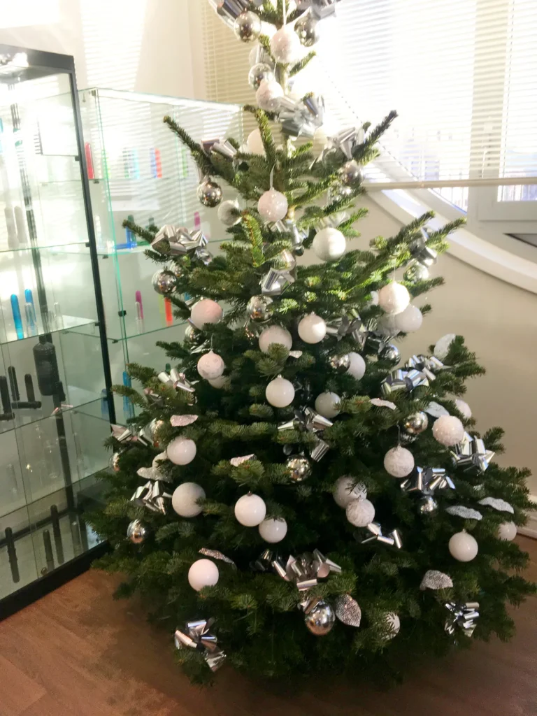 Sapin Nordmann naturel décoré blanc